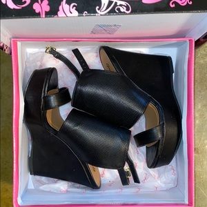 NIB: black Qupid wedges